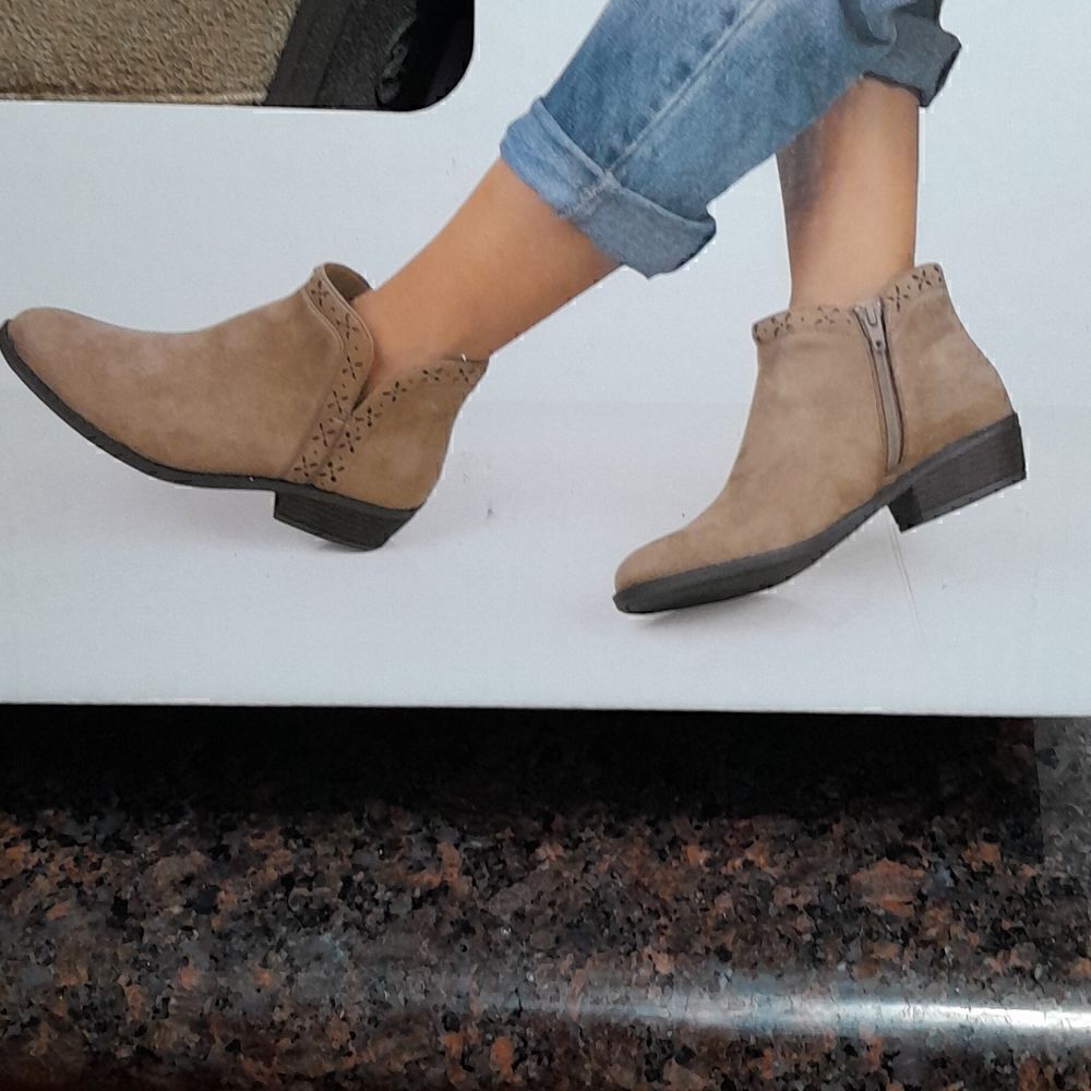 Women's Serra Ankle Boots...Size 5....New in Box